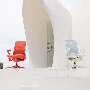 Modern Design  Ergonomic Swiveling Office Chair