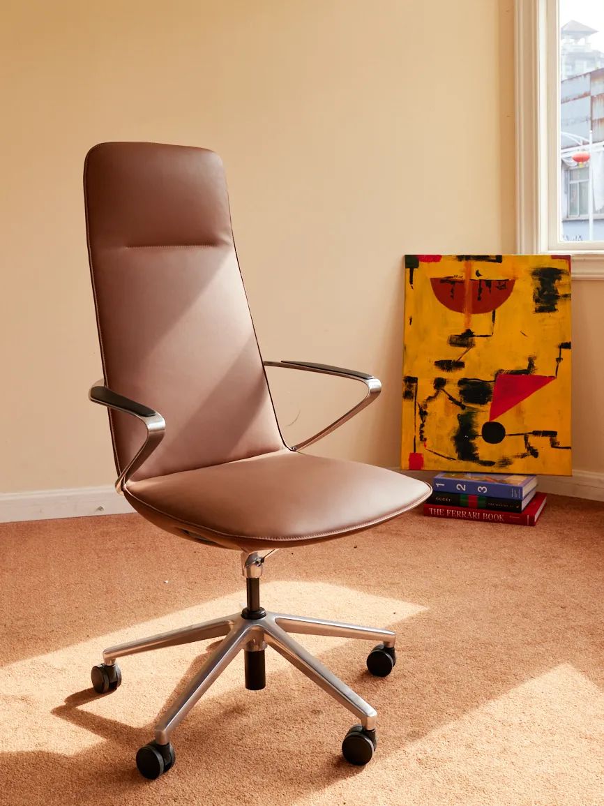 https://www.goodtonechair.com/amola/